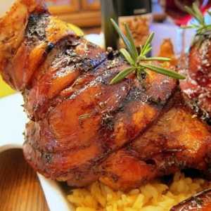 Cum să gătești o pui de carne de porc într-un cuptor cu mirodenii aromate?