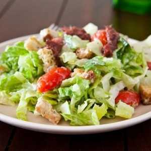 Cum să pregătești o salată de Cezar la domiciliu: două rețete simple