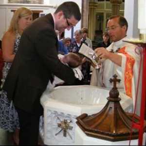 Cum trece sacramentul botezului pentru copii