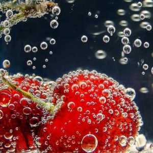 Cum să luați o imagine de fructe în apă