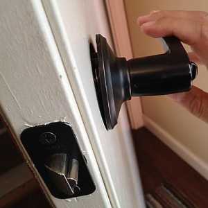 Cum să scoateți mânerul de la ușa interioară: instrumentele necesare