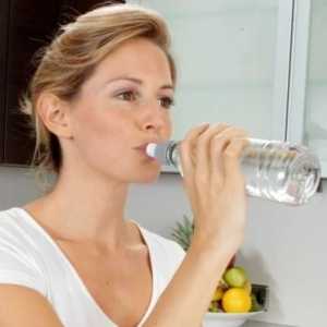 Cum să eliminați apa din corp și să trăiți fără umflături