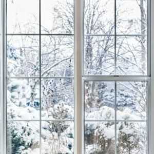 Cum să lipiți ferestrele pentru iarnă: eliminați curenții rapid, ieftin și fără a afecta rama