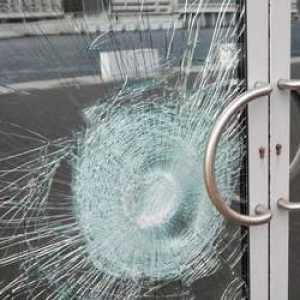 Cum să înlocuiți geamul spart în ușă