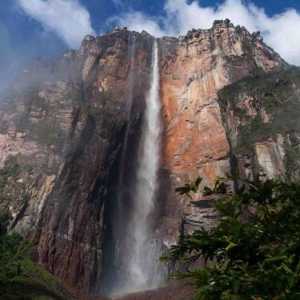Care este înălțimea căderii libere a apei în cascada Angel