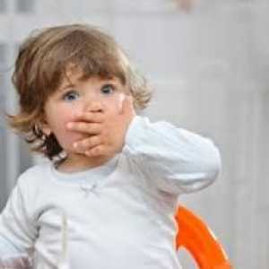Care sunt principalele cauze ale respirației urinare la copii?