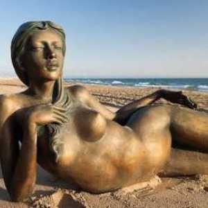 Cap-Dag este una dintre cele mai populare plaje de nudiști