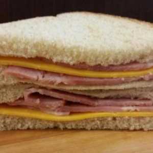 Un sandwich clasic (cu șuncă și brânză) este o opțiune excelentă pentru un mic dejun consistent