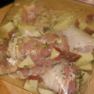 Puiul în cuptor cu cartofi în mânecă: secrete ale unui prânz delicios