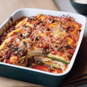 Lasagna dintr-o măduvă de legume cu carne tocată și brânză