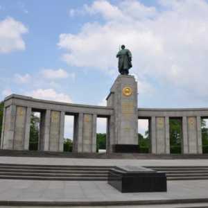 Memorialul soldaților sovietici căzuți în Tiergarten (foto)