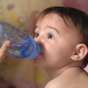 Este posibil să dai apă unui nou-născut? Răspunsul la întrebarea mamei