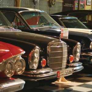 Muzee de mașini retro în Moscova și suburbiile din Sankt Petersburg