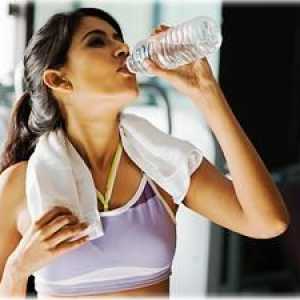 Începători: Pot să beau apă în timpul unui antrenament?