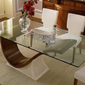 Cât de practică este masa de masă din sticlă?