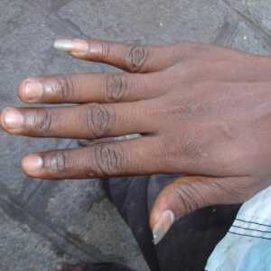 Au unghiile lungi pe micile degete ale oamenilor?