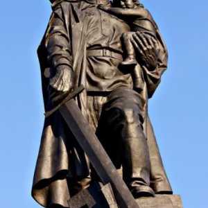 Monumentul unui soldat cu o fată în brațe și povestea lui