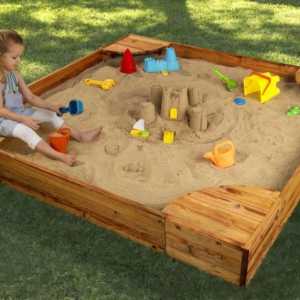 Sandbox cu mâinile cu un capac. Nisip simplu pentru copii