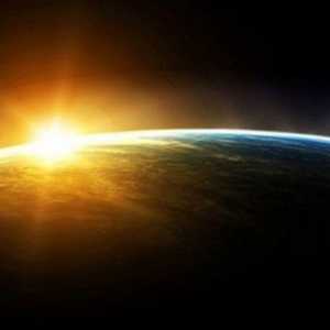 Почему и в какую сторону вращается Земля вокруг Солнца?