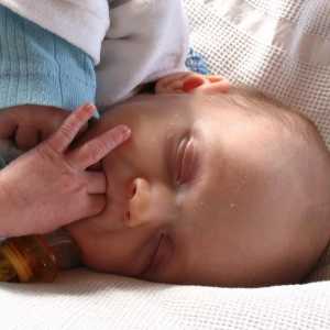 De ce un copil suge un deget? Principalele motive