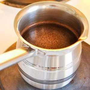 Detalii despre cum se prepară cafea într-o tavă și o scoopă (turcă)