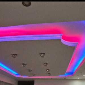 Plafonul de iluminat cu bandă LED. Benzi LED în tavan întins