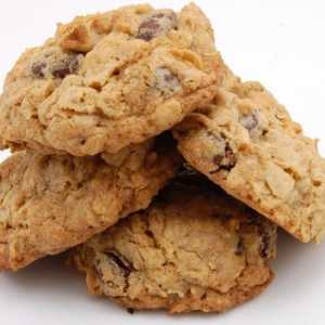 Rețetă pas cu pas pentru cookie-urile de ovaz în casă folosind nuci și stafide