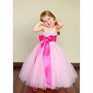 O rochie festivă pentru o fată de 3 ani: un model cu o descriere