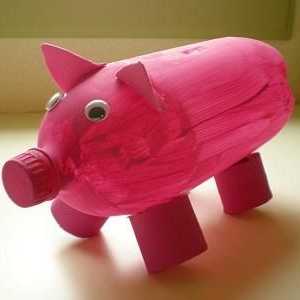 Un ornament simplu pentru grădină este un porc din sticle de plastic. Cum se face?