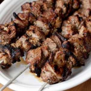 Reteta simpla pentru kebab shish cu otet, ierburi si ceapa