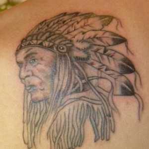 Tatuaj comun de sex masculin pe scapula