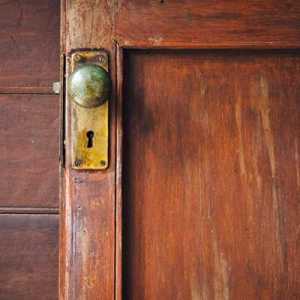 Restaurarea unei uși de lemn: o instrucțiune pentru meseriașii de acasă