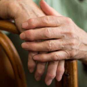 Artrita reumatoidă a degetelor: primele simptome, cauze și tratament