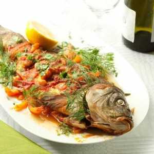 Peștele de pe masa noastră: cum să coaceți sazana în cuptor