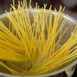 Sfaturi pentru gospodine: cum să gătești spaghete, astfel încât să nu rămână împreună