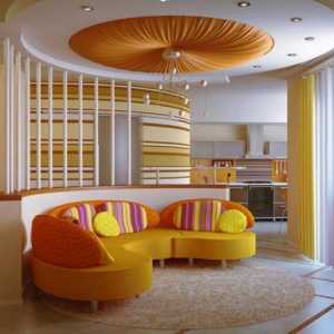 Interiorul modern al livingului în culori deschise. Camera de zi în culori luminoase cu accente…
