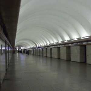 Stația `Elizarovskaya` este un metrou foarte popular