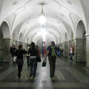 Stația `Park Kultury`: Metro și Moscova în jurul său
