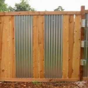 Stâlpi de gard din carton ondulat: lemn, metal, beton