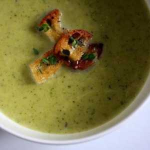 Supă cu broccoli și conopidă: un prânz consistent și sănătos
