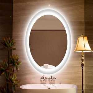 Oglindă cu iluminare în baie cu propriile mâini. Fotografia oglinzilor cu lumină