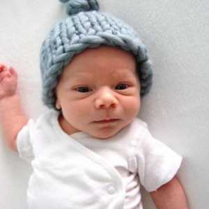 Pălărie de iarnă pentru un nou-născut - simplitate și naturalitate